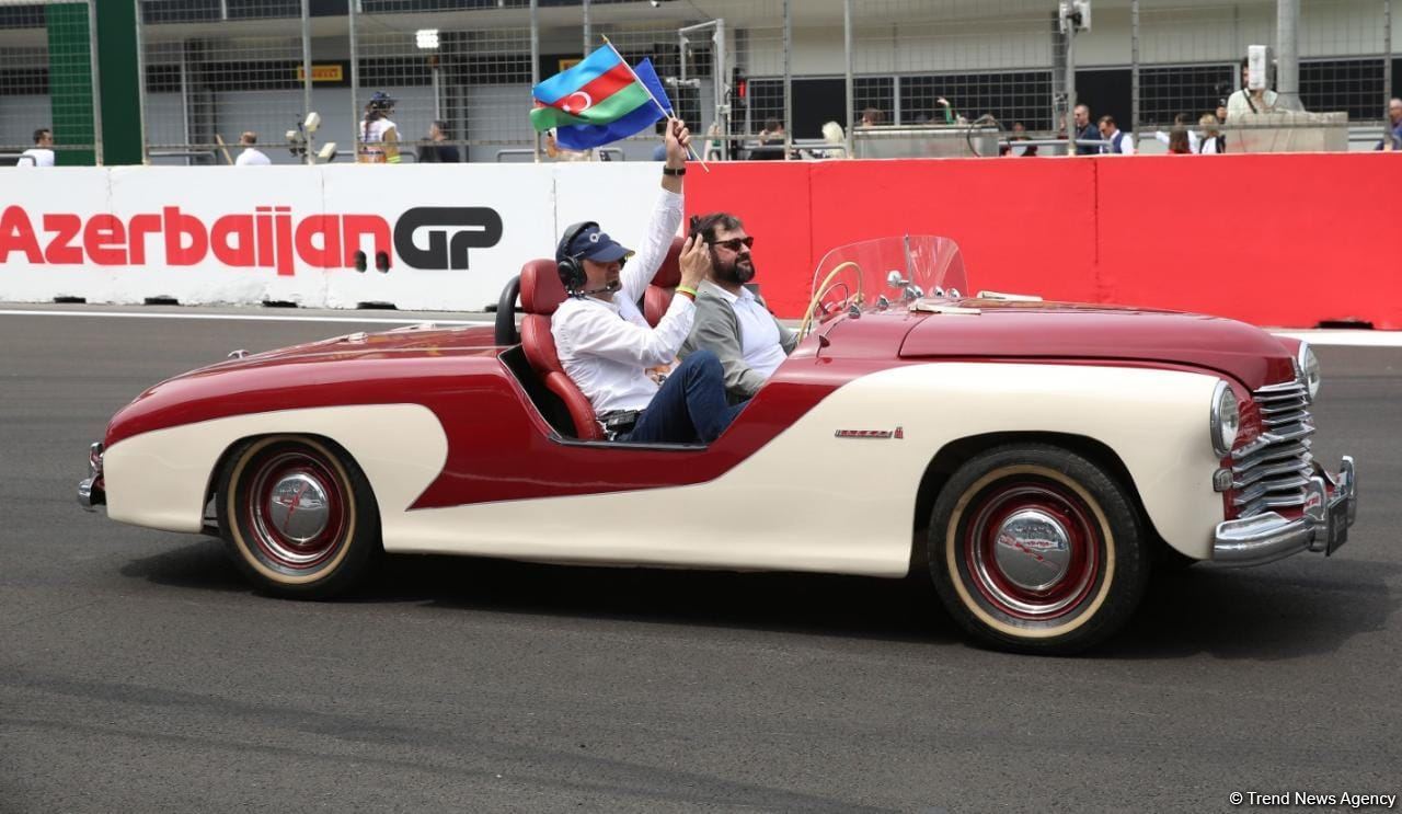 Formula 1 Azərbaycan Qran Prisi çərçivəsində klassik avtomobillərin yürüşü keçirilib (FOTO)