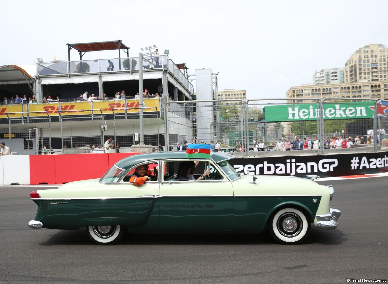Formula 1 Azərbaycan Qran Prisi çərçivəsində klassik avtomobillərin yürüşü keçirilib (FOTO)