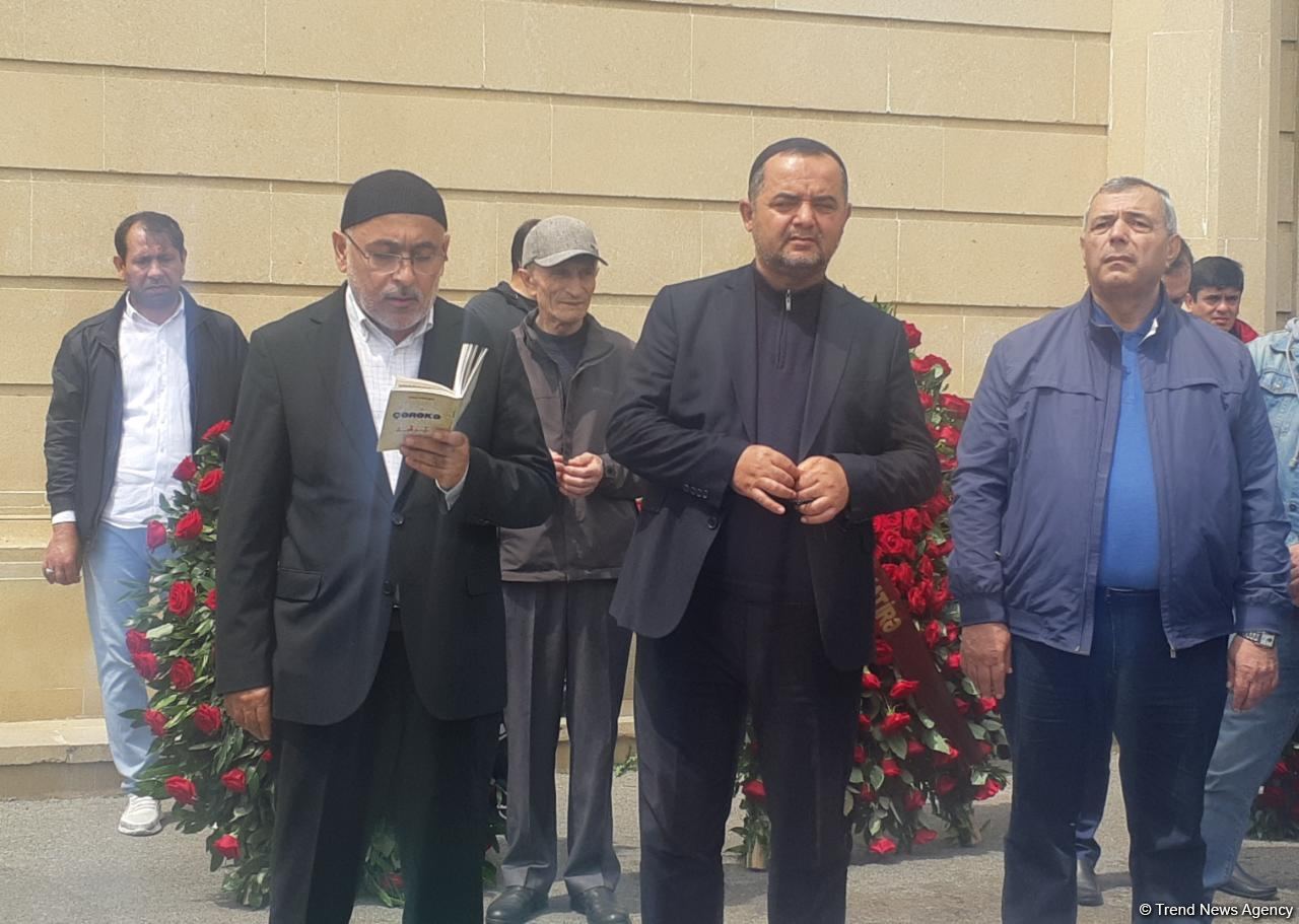 Xalq artisti Aftandil İsrafilov son mənzilə alqışlarla yol salındı (FOTO)