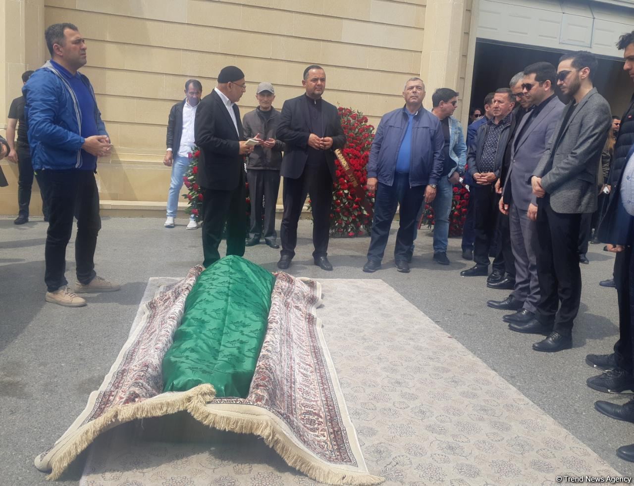 Xalq artisti Aftandil İsrafilov son mənzilə alqışlarla yol salındı (FOTO)