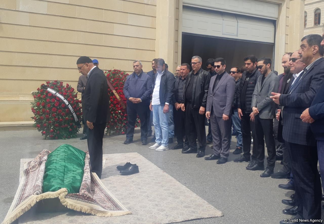 Xalq artisti Aftandil İsrafilov son mənzilə alqışlarla yol salındı (FOTO)