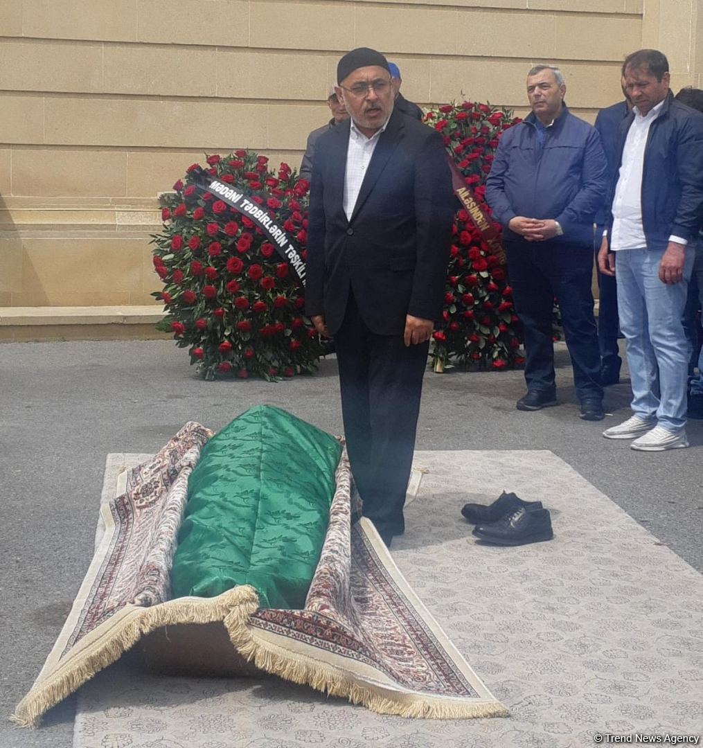 Xalq artisti Aftandil İsrafilov son mənzilə alqışlarla yol salındı (FOTO)