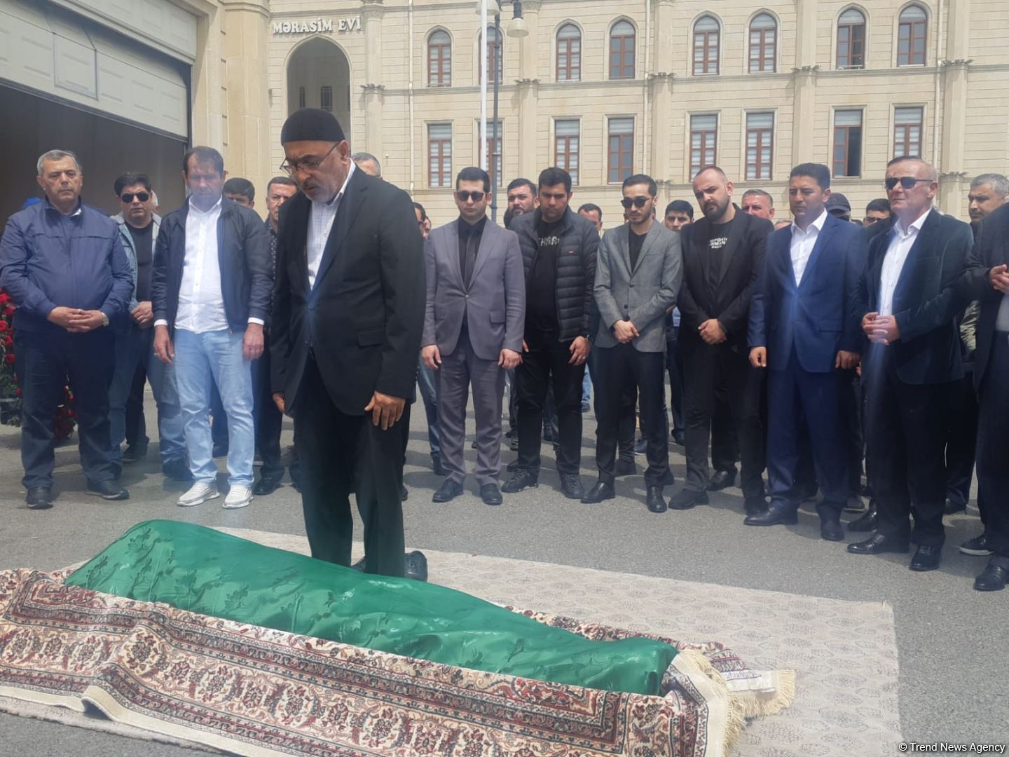 Xalq artisti Aftandil İsrafilov son mənzilə alqışlarla yol salındı (FOTO)