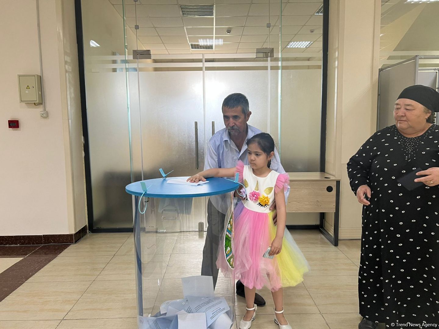 Özbəkistanın Ürgənc şəhərində konstitusiyaya dəyişikliklərlə bağlı səsvermə keçirilir (FOTO)