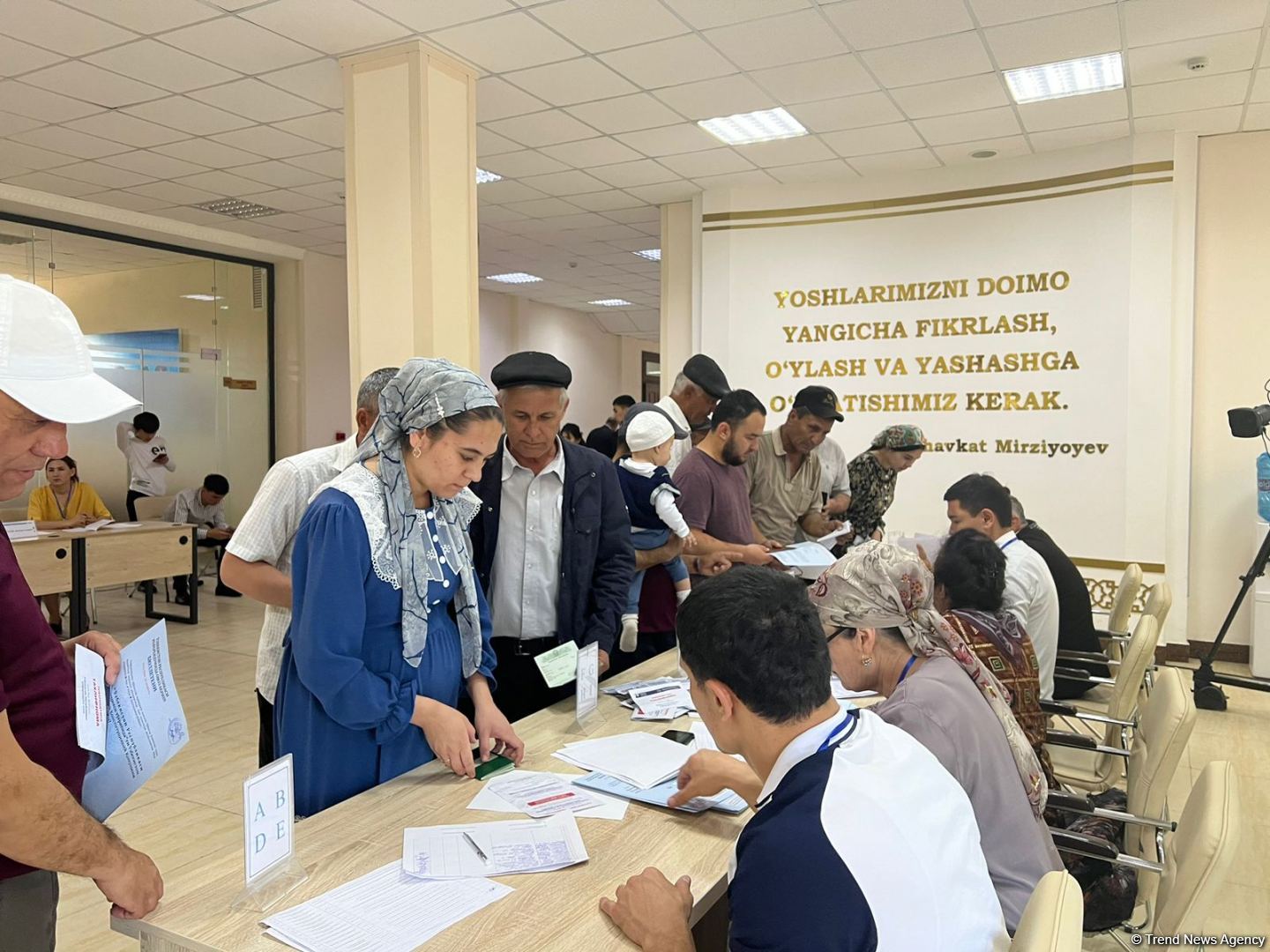 Özbəkistanın Ürgənc şəhərində konstitusiyaya dəyişikliklərlə bağlı səsvermə keçirilir (FOTO)