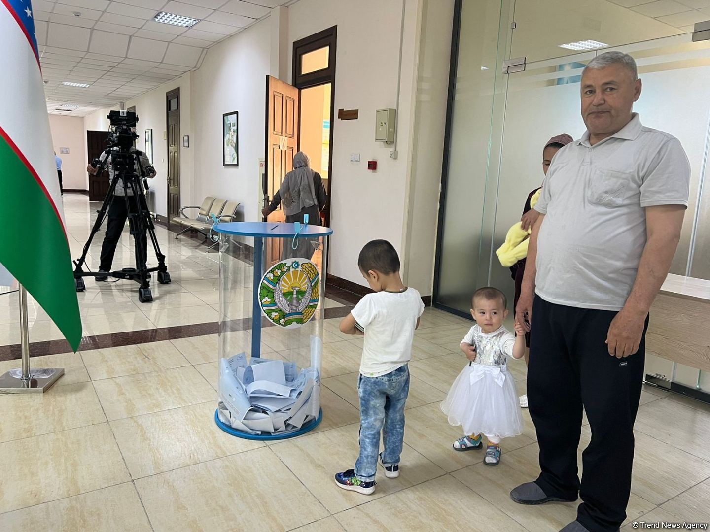 Özbəkistanın Ürgənc şəhərində konstitusiyaya dəyişikliklərlə bağlı səsvermə keçirilir (FOTO)