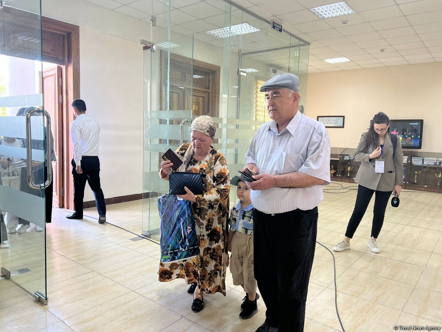 Özbəkistanın Ürgənc şəhərində konstitusiyaya dəyişikliklərlə bağlı səsvermə keçirilir (FOTO)