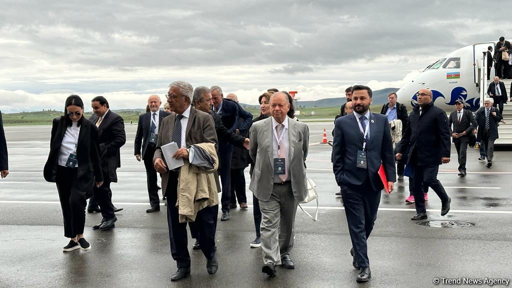 Beynəlxalq konfrans iştirakçılarının olduğu təyyarə Füzuli hava limanında enib (FOTO)