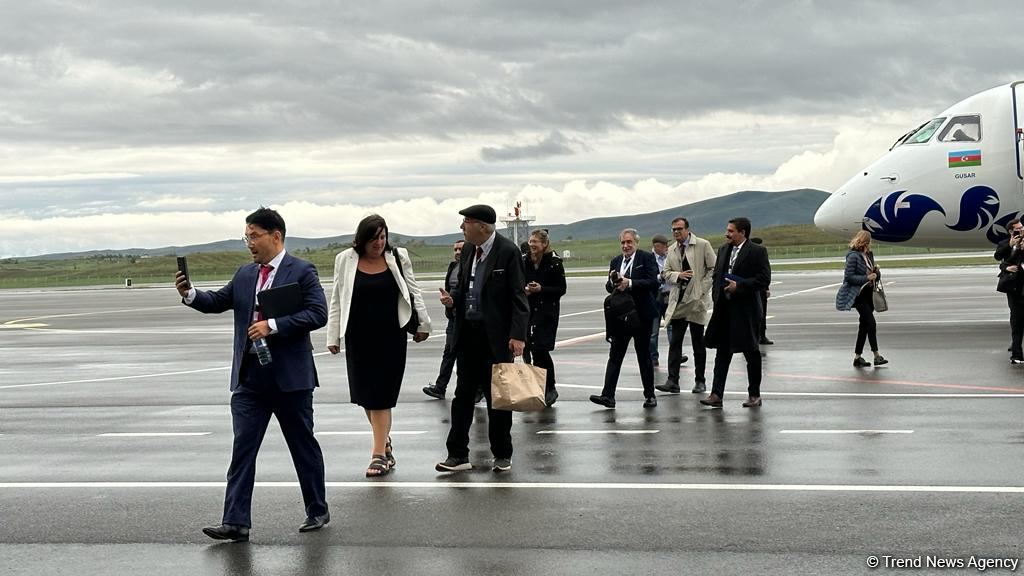 Beynəlxalq konfrans iştirakçılarının olduğu təyyarə Füzuli hava limanında enib (FOTO)