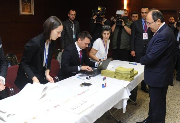 Azərbaycandakı Türkiyə vətəndaşlarının prezident və parlament seçkiləri üzrə səsverməsi başlayıb (FOTO)