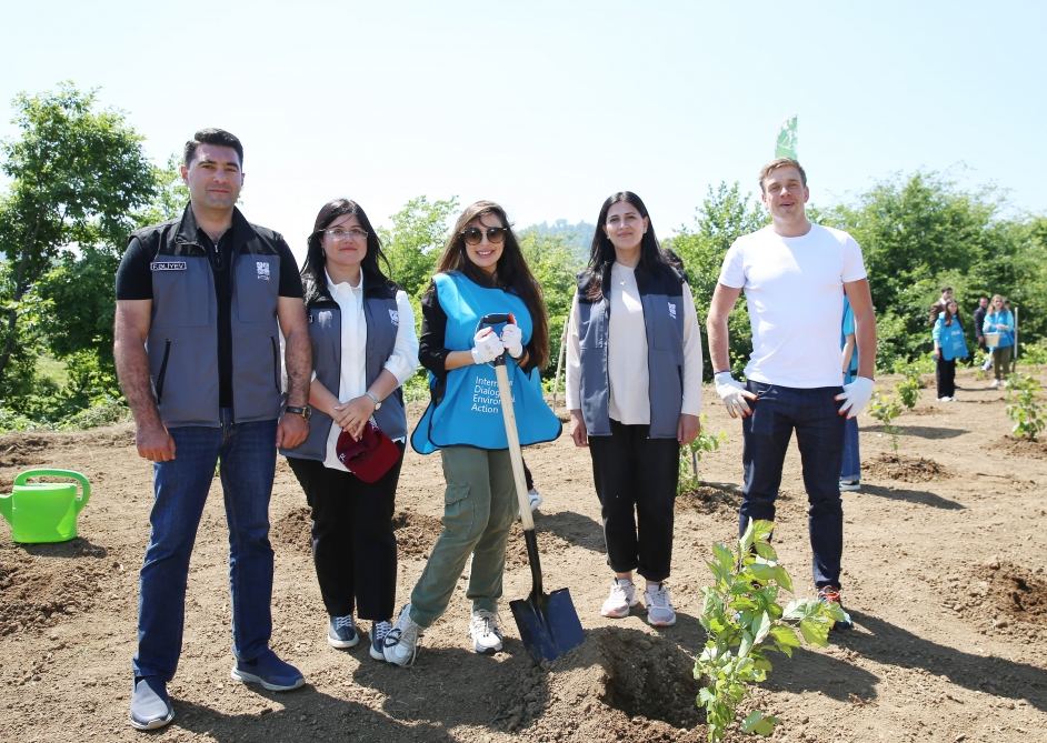 Leyla Əliyeva Ulu Öndərin 100 illiyinə həsr edilən ekoloji aksiyalarda iştirak edib (FOTO)