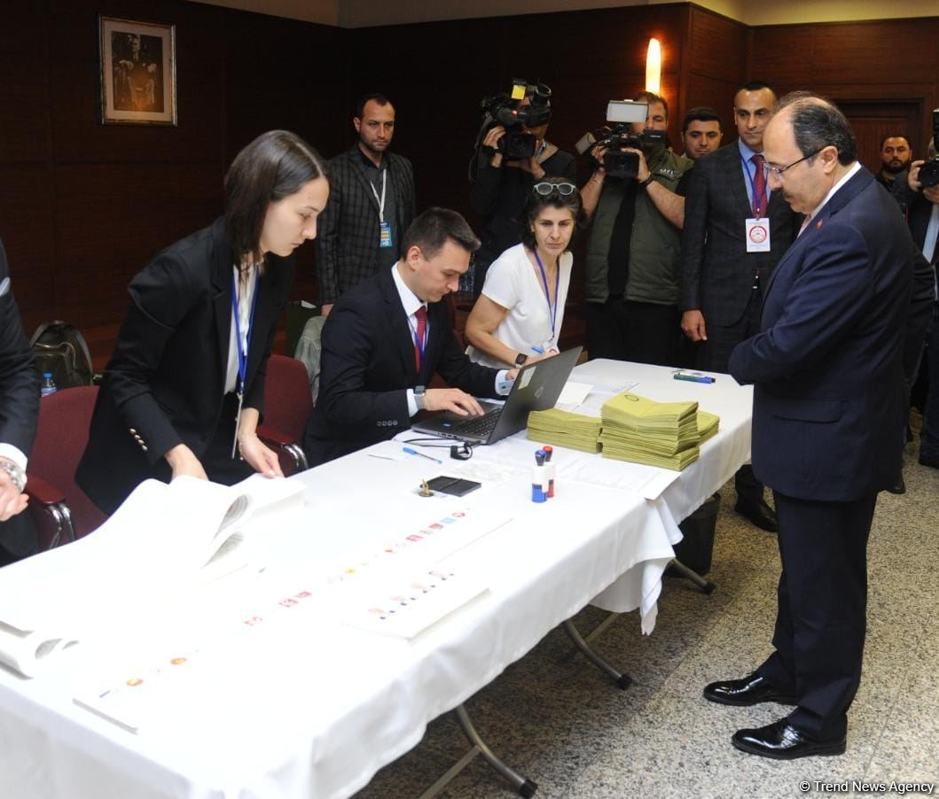 Azərbaycandakı Türkiyə vətəndaşlarının prezident və parlament seçkiləri üzrə səsverməsi başlayıb (FOTO)