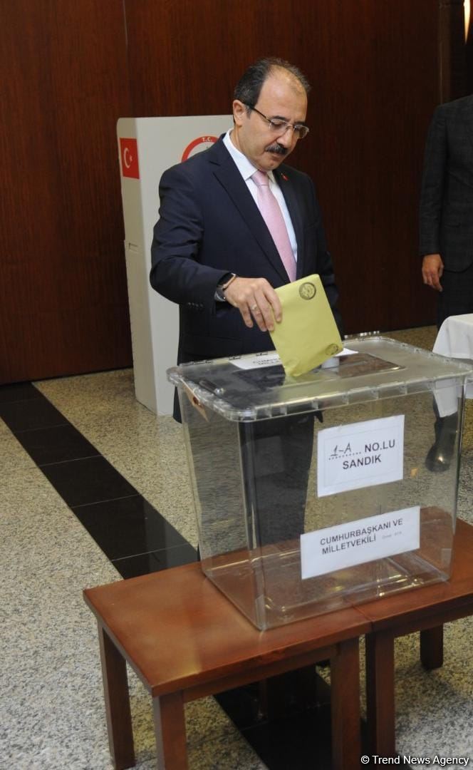 Azərbaycandakı Türkiyə vətəndaşlarının prezident və parlament seçkiləri üzrə səsverməsi başlayıb (FOTO)