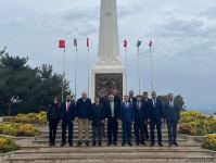 Azərbaycan nümayəndə heyəti Çanaqqalada Azərbaycan şəhidlərinin xatirəsinə ucaldılmış abidəni ziyarət edib (FOTO)