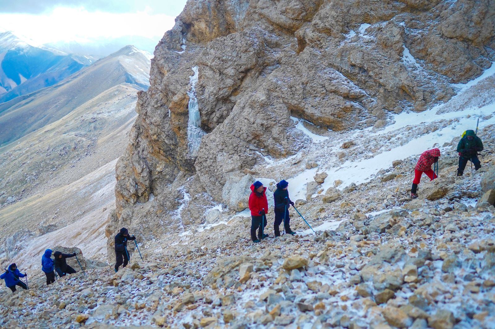 Bakı Limanının əməkdaşları “Heydər zirvəsi”nə yürüş ediblər (FOTO)