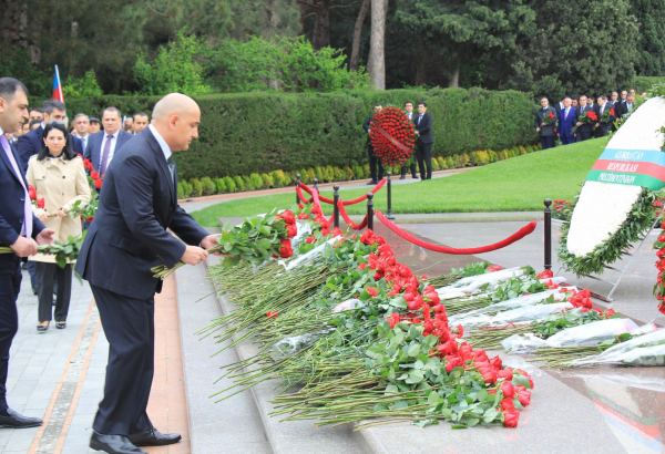 Dövlət Neft Fondunun kollektivi Ulu Öndərin xatirəsini yad edib (FOTO)