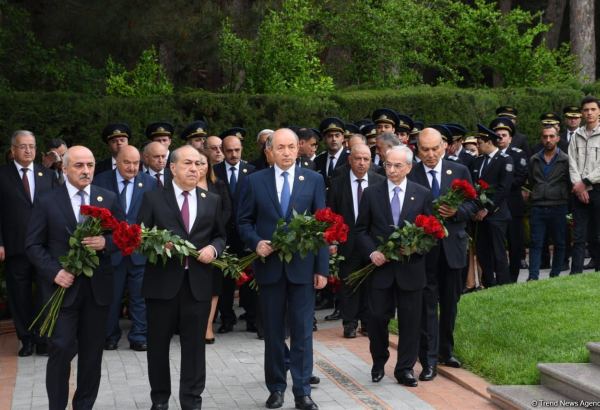 Ölkə ictimaiyyəti Ulu Öndər Heydər Əliyevin məzarını ziyarət edir (FOTO)