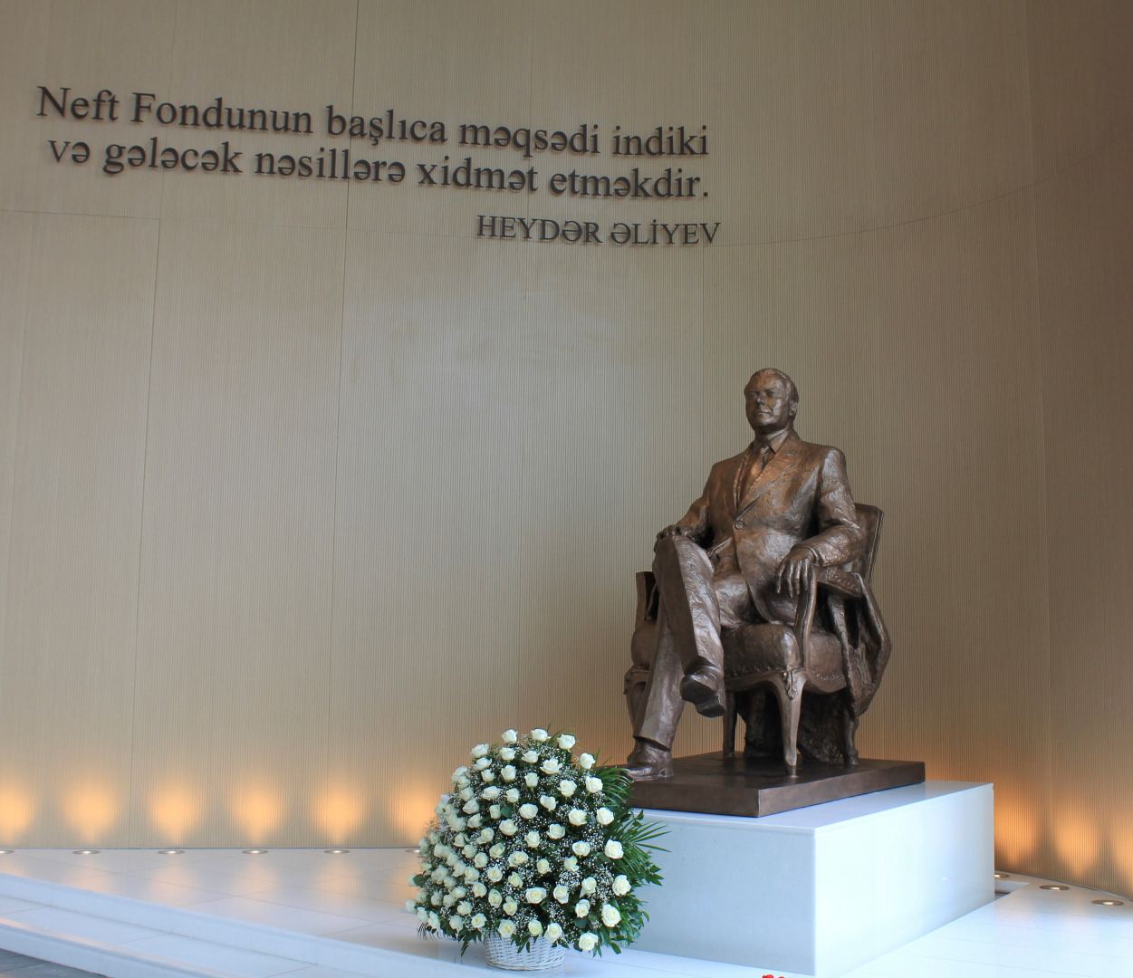 Dövlət Neft Fondunun kollektivi Ulu Öndərin xatirəsini yad edib (FOTO)
