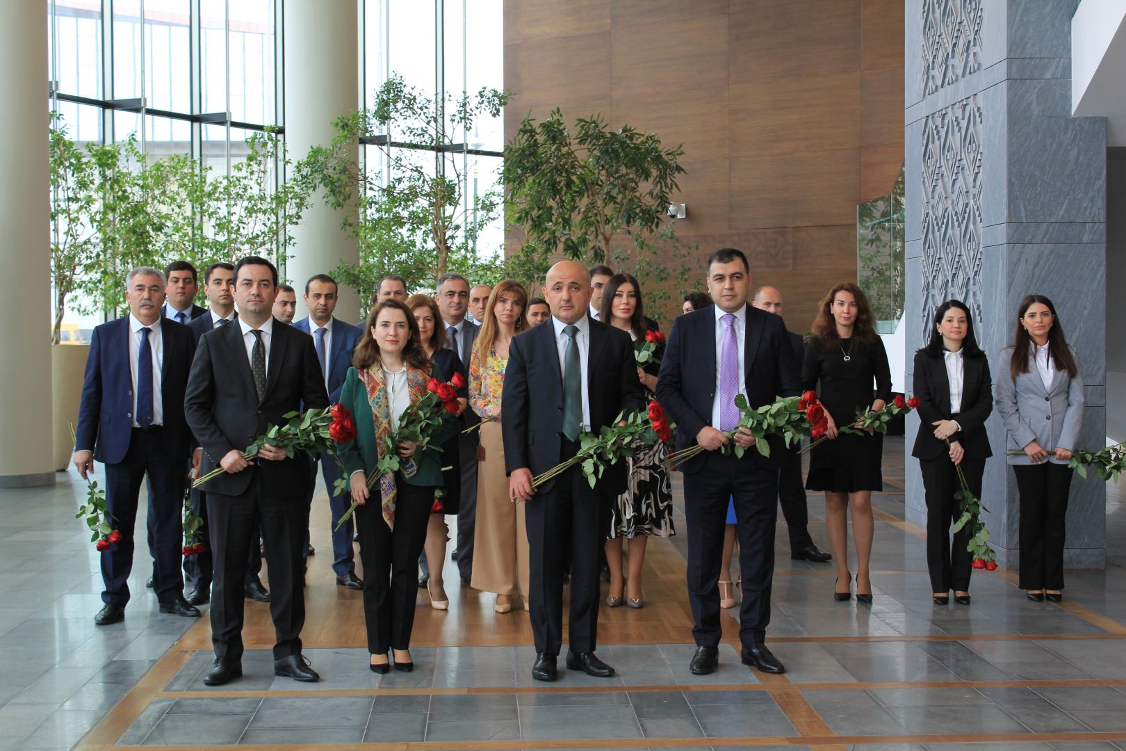 Dövlət Neft Fondunun kollektivi Ulu Öndərin xatirəsini yad edib (FOTO)