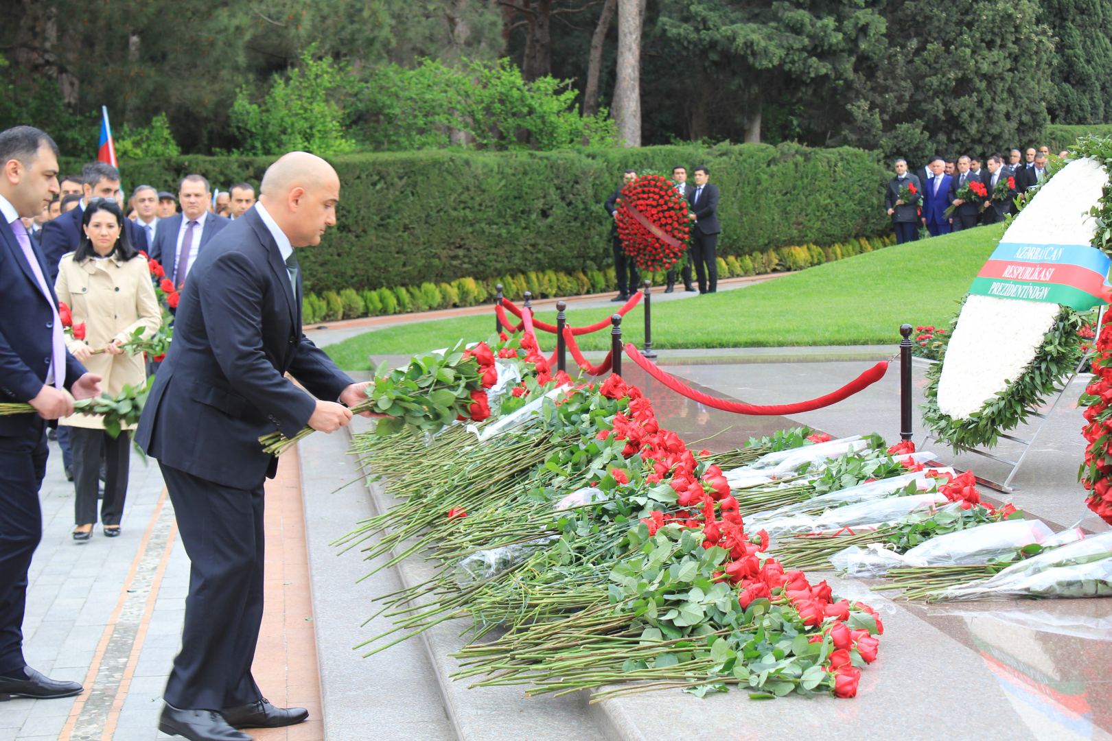 Dövlət Neft Fondunun kollektivi Ulu Öndərin xatirəsini yad edib (FOTO)