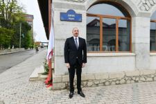 Prezident İlham Əliyev və Birinci xanım Mehriban Əliyeva Şuşada Xurşidbanu Natəvan, Zəfər, Qarabağ və Xan Şuşinski küçələrinin kəsişməsində lövhələrin açılışlarında iştirak ediblər (FOTO/VİDEO) (YENİLƏNİB)