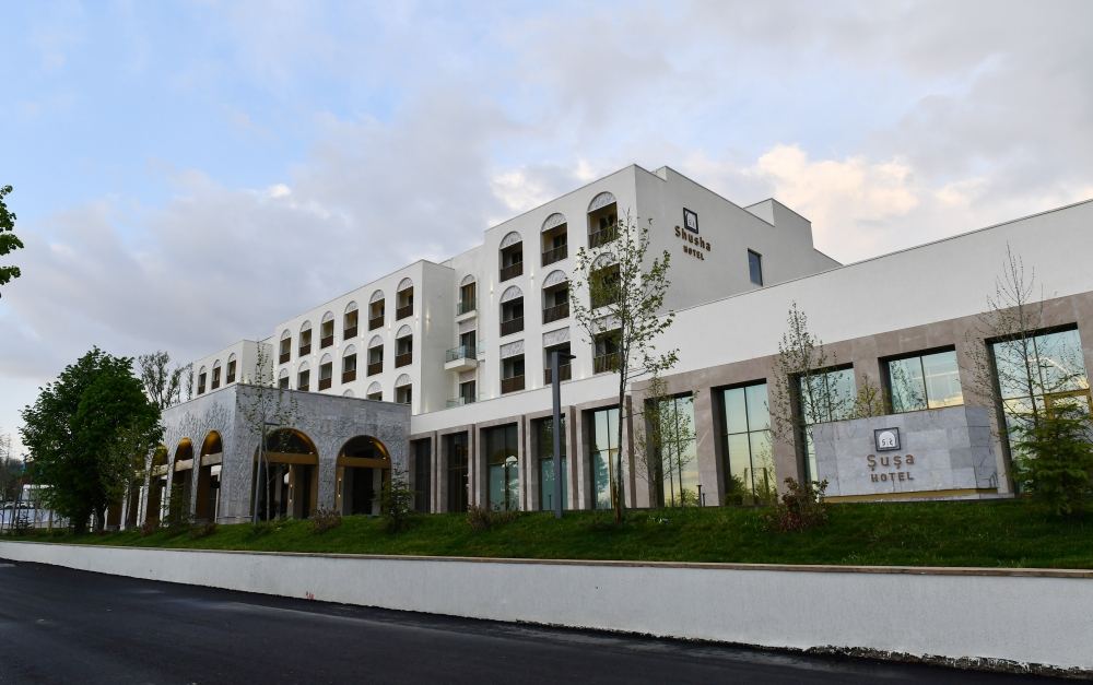 Prezident İlham Əliyev və Birinci xanım Mehriban Əliyeva Şuşa Otel-Konqres Mərkəzi Kompleksinin açılışında iştirak ediblər (YENİLƏNİB) (FOTO/VİDEO)