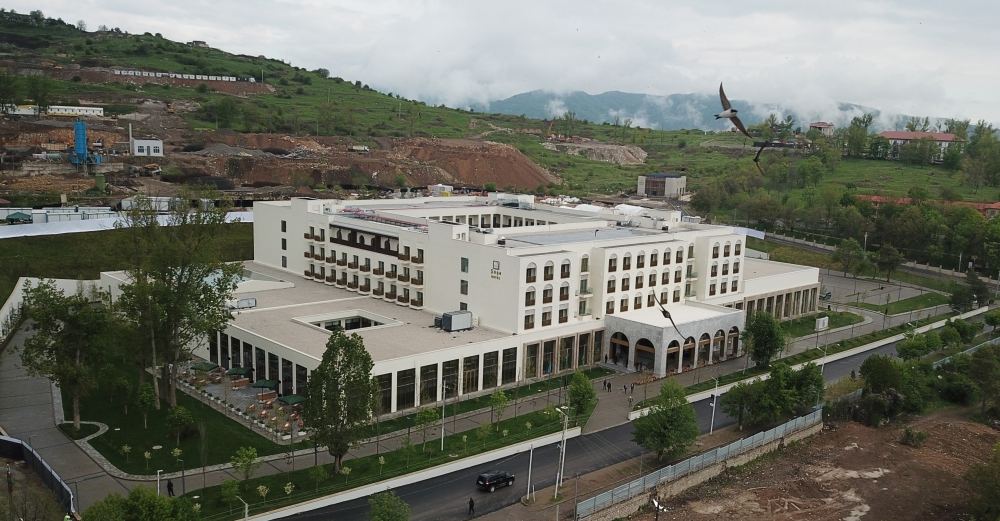 Prezident İlham Əliyev və Birinci xanım Mehriban Əliyeva Şuşa Otel-Konqres Mərkəzi Kompleksinin açılışında iştirak ediblər (YENİLƏNİB) (FOTO/VİDEO)