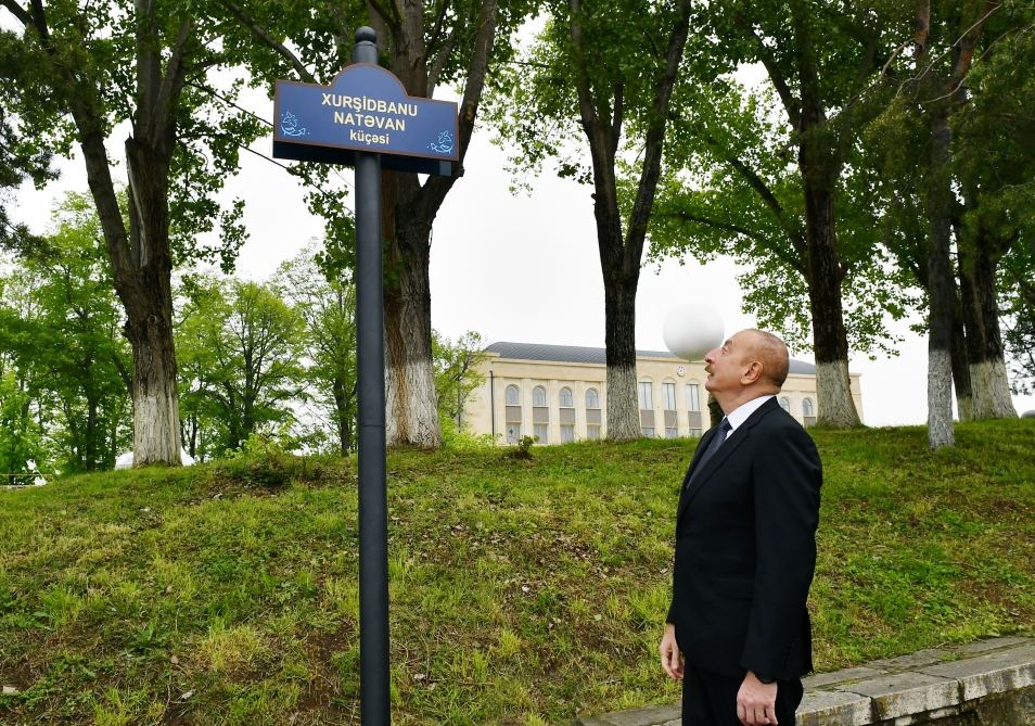 Prezident İlham Əliyev və Birinci xanım Mehriban Əliyeva Şuşada Xurşidbanu Natəvan, Zəfər, Qarabağ və Xan Şuşinski küçələrinin kəsişməsində lövhələrin açılışlarında iştirak ediblər (FOTO/VİDEO) (YENİLƏNİB)