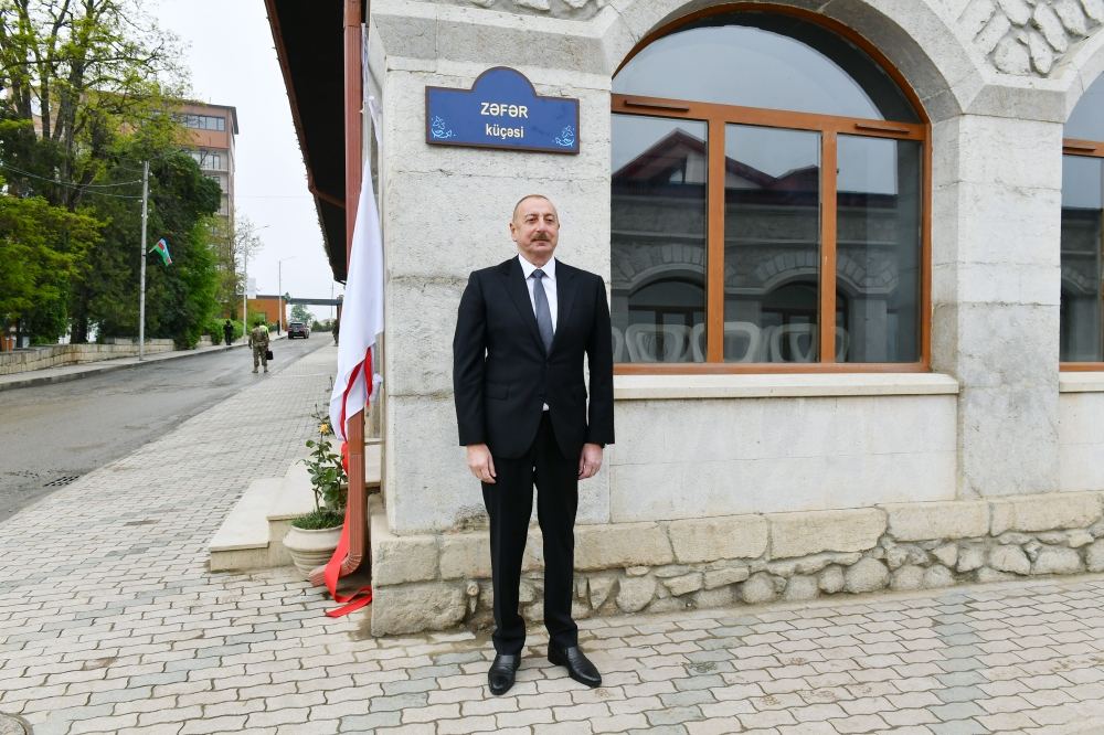 Prezident İlham Əliyev və Birinci xanım Mehriban Əliyeva Şuşada Xurşidbanu Natəvan, Zəfər, Qarabağ və Xan Şuşinski küçələrinin kəsişməsində lövhələrin açılışlarında iştirak ediblər (FOTO/VİDEO) (YENİLƏNİB)