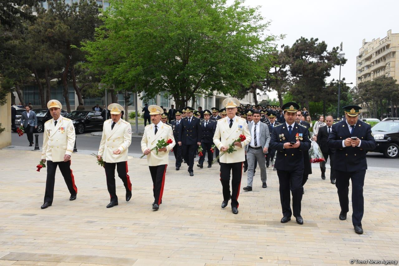 Ölkə ictimaiyyəti Ulu Öndər Heydər Əliyevin məzarını ziyarət edir (FOTO)