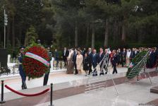Milli Məclisinin xüsusi iclasına dəvət olunmuş nümayəndə heyətləri Heydər Əliyevin məzarını və Şəhidlər xiyabanını ziyarət ediblər (FOTO)