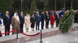 Milli Məclisinin xüsusi iclasına dəvət olunmuş nümayəndə heyətləri Heydər Əliyevin məzarını və Şəhidlər xiyabanını ziyarət ediblər (FOTO)