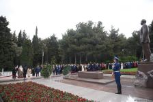 Milli Məclisinin xüsusi iclasına dəvət olunmuş nümayəndə heyətləri Heydər Əliyevin məzarını və Şəhidlər xiyabanını ziyarət ediblər (FOTO)