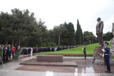 Milli Məclisinin xüsusi iclasına dəvət olunmuş nümayəndə heyətləri Heydər Əliyevin məzarını və Şəhidlər xiyabanını ziyarət ediblər (FOTO)
