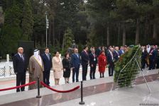 Milli Məclisinin xüsusi iclasına dəvət olunmuş nümayəndə heyətləri Heydər Əliyevin məzarını və Şəhidlər xiyabanını ziyarət ediblər (FOTO)