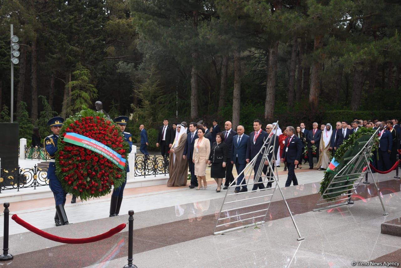 Milli Məclisinin xüsusi iclasına dəvət olunmuş nümayəndə heyətləri Heydər Əliyevin məzarını və Şəhidlər xiyabanını ziyarət ediblər (FOTO)