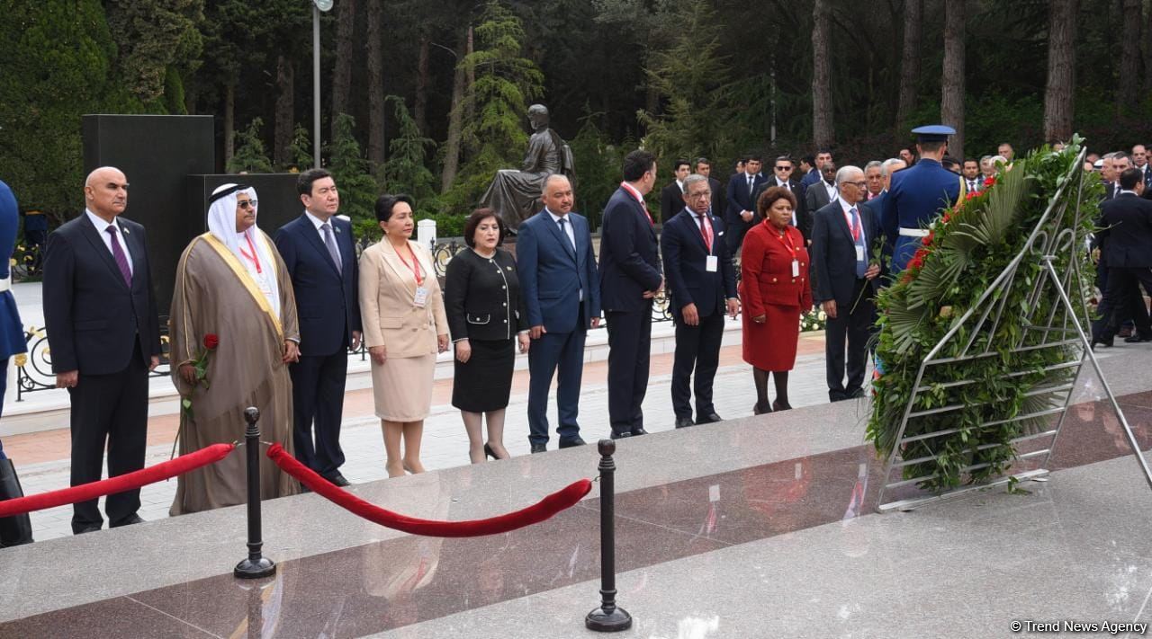 Milli Məclisinin xüsusi iclasına dəvət olunmuş nümayəndə heyətləri Heydər Əliyevin məzarını və Şəhidlər xiyabanını ziyarət ediblər (FOTO)