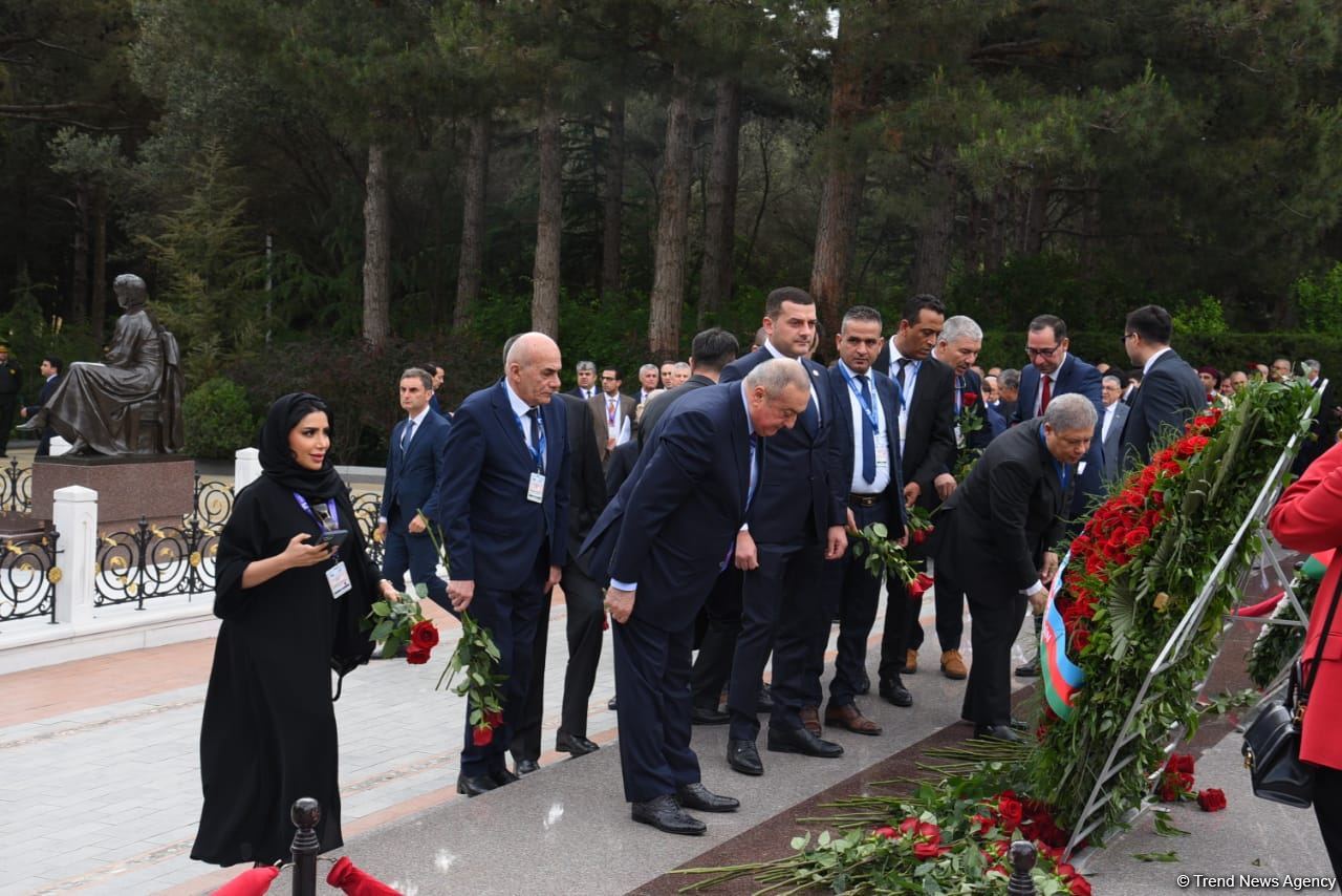 Milli Məclisinin xüsusi iclasına dəvət olunmuş nümayəndə heyətləri Heydər Əliyevin məzarını və Şəhidlər xiyabanını ziyarət ediblər (FOTO)