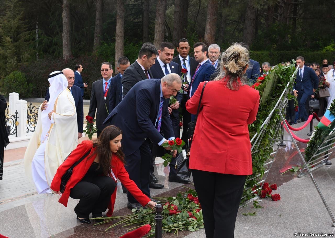 Milli Məclisinin xüsusi iclasına dəvət olunmuş nümayəndə heyətləri Heydər Əliyevin məzarını və Şəhidlər xiyabanını ziyarət ediblər (FOTO)