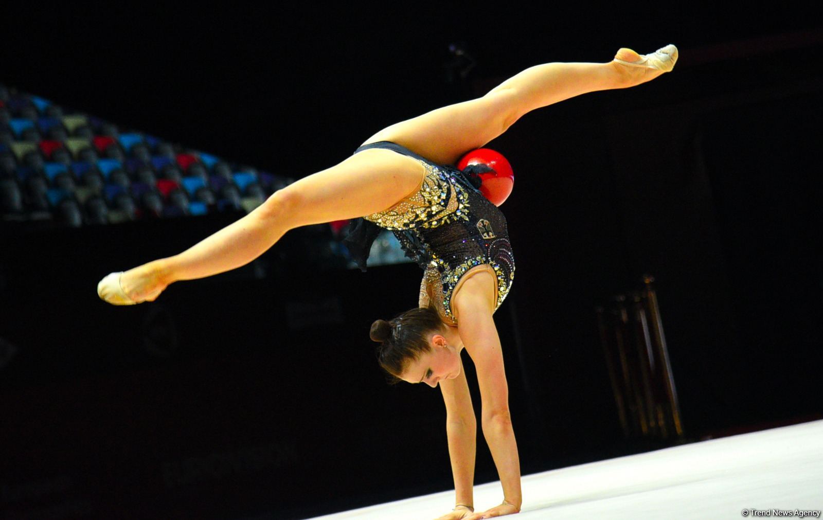 Bədii gimnastika üzrə Avropa çempionatının fərdi çoxnövçülük proqramı üzrə finalının ən gözəl anları (FOTO)