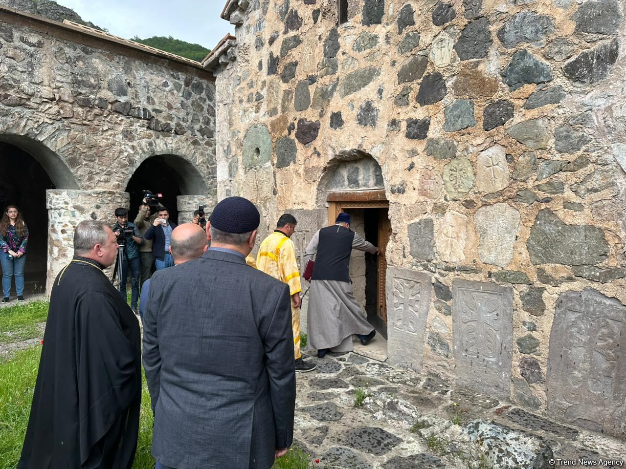 Azərbaycandakı xristian və yəhudi icmalarının rəhbərləri və üzvləri Xudavəng monastr kompleksini ziyarət ediblər (FOTO)