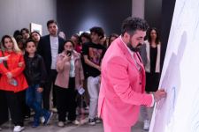 YARAT Müasir İncəsənət Məkanı XX-XXI əsrlər Azərbaycan Rəngkarlığı Muzeyində “Çəhrayı – Qara” adlı qrup sərgisini təqdim edib (FOTO)