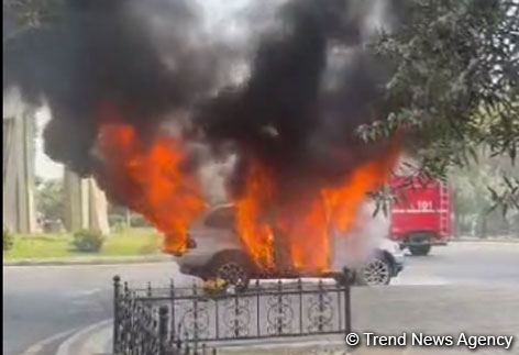 Bakıda "BMW-X5" yanıb kül oldu (VİDEO)