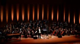 Rəsmə işıq lazım olduğu kimi, qəlbə də musiqi lazımdır! Heydər Əliyev Mərkəzində klassik musiqi bayramı keçirilib (FOTO)
