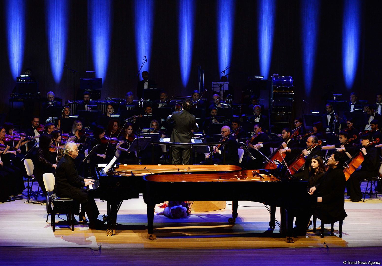 Rəsmə işıq lazım olduğu kimi, qəlbə də musiqi lazımdır! Heydər Əliyev Mərkəzində klassik musiqi bayramı keçirilib (FOTO)