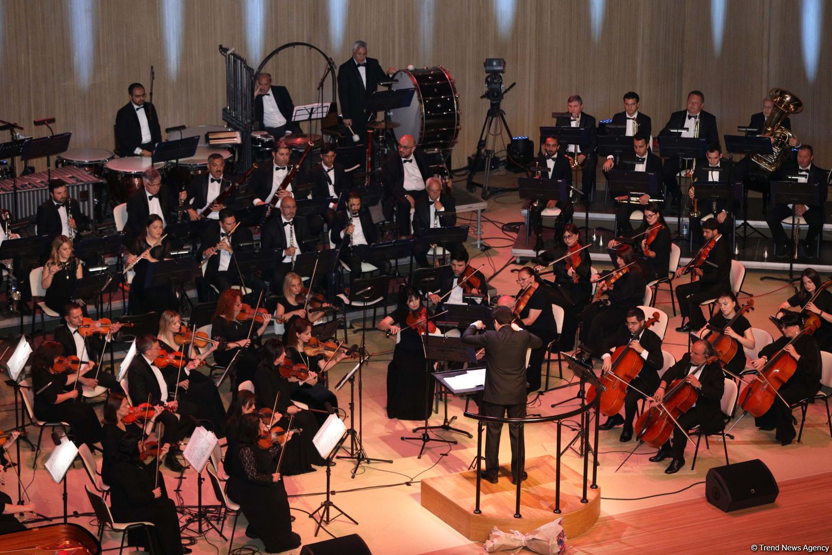 Rəsmə işıq lazım olduğu kimi, qəlbə də musiqi lazımdır! Heydər Əliyev Mərkəzində klassik musiqi bayramı keçirilib (FOTO)