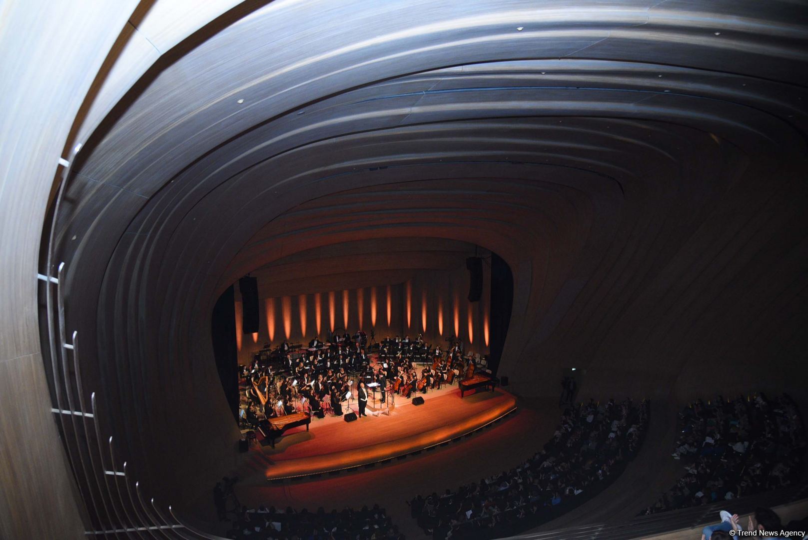 Rəsmə işıq lazım olduğu kimi, qəlbə də musiqi lazımdır! Heydər Əliyev Mərkəzində klassik musiqi bayramı keçirilib (FOTO)