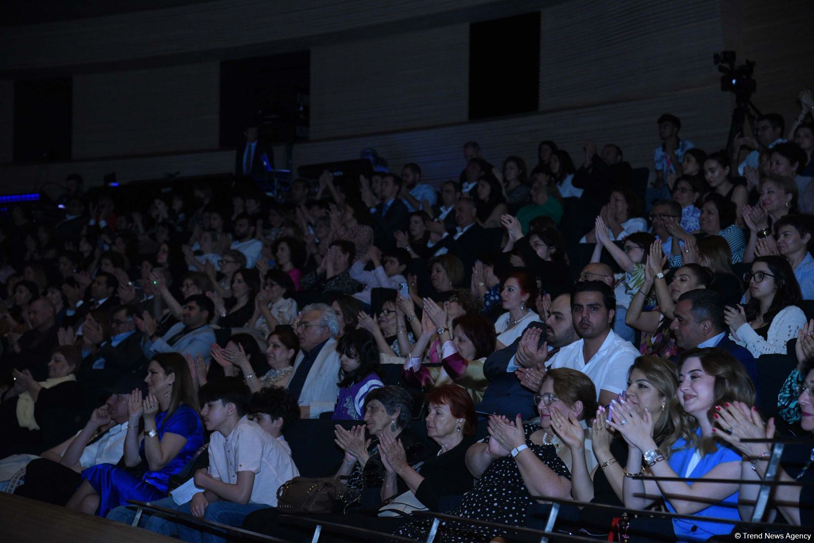 Rəsmə işıq lazım olduğu kimi, qəlbə də musiqi lazımdır! Heydər Əliyev Mərkəzində klassik musiqi bayramı keçirilib (FOTO)