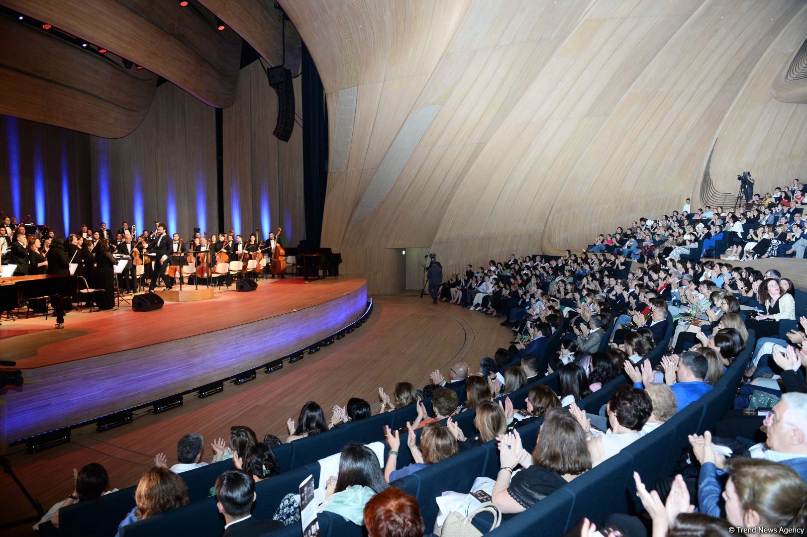 Rəsmə işıq lazım olduğu kimi, qəlbə də musiqi lazımdır! Heydər Əliyev Mərkəzində klassik musiqi bayramı keçirilib (FOTO)