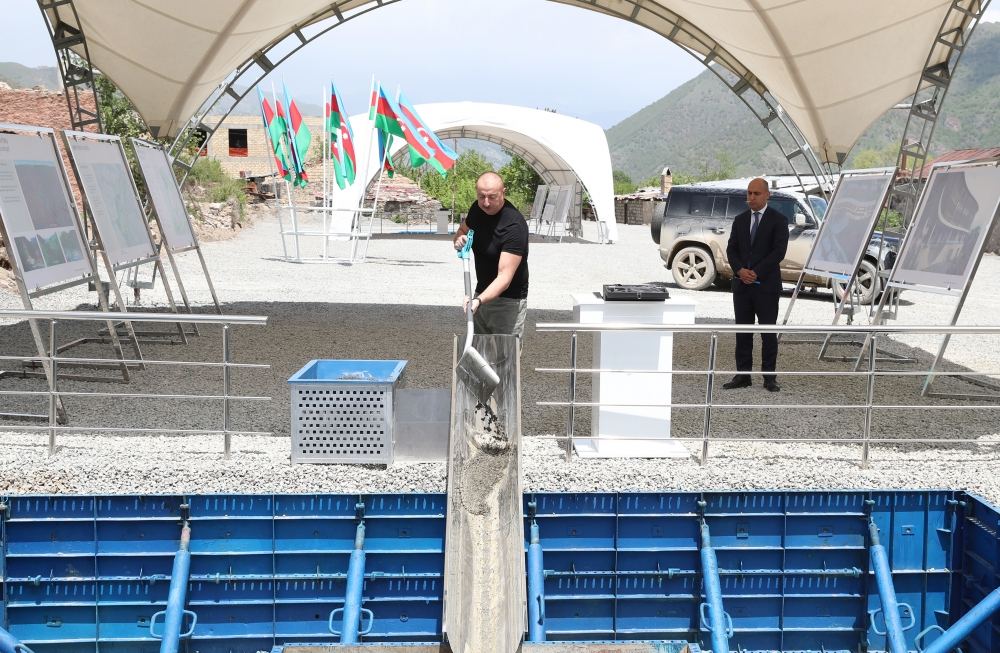 Prezident İlham Əliyev Kəlbəcər şəhərində məktəb binasının təməlini qoyub (YENİLƏNİB) (FOTO/VİDEO)